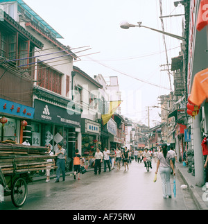 Reise Fotografie-Straße in der Altstadt von Shanghai in der Volksrepublik China in Ostasien. Leben Lifestyle Fernweh Stockfoto