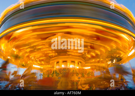 Messegelände Karussell fahren in der Abenddämmerung Weymouth, Dorset Stockfoto