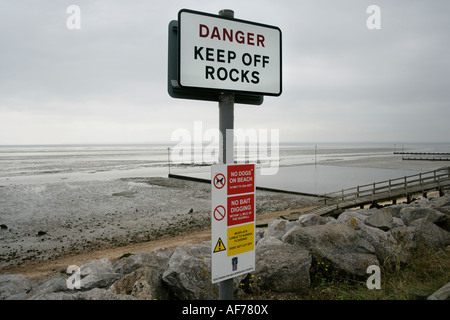 Halten Sie Felsen-Warnschild, Shoebury East Beach in der Nähe von Southend on Sea, Essex, England, UK Stockfoto