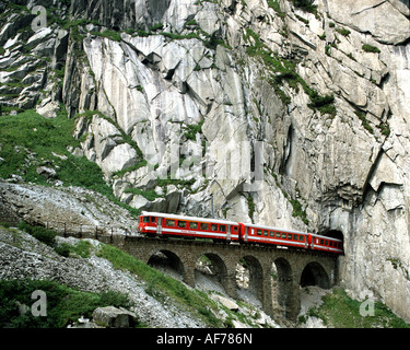 CH - URI: Furka-Oberalp-Bahn in der Nähe von Andermatt Stockfoto