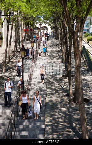 Frankreich-Ile de France Paris Montmartre Menschen auf Bäumen gesäumten Schritte der Rue Foyatier neben Seilbahn Funiculaire Sacre Couer Stockfoto