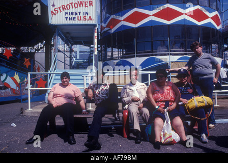 Astrotower ist der erste in den USA. Retro Over Weight amerikanische Familie 1980er Jahre Coney Island 1981 Brooklyn, New York City USA HOMER SYKES Stockfoto