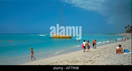 Hawaii. Honolulu. Menschen am Strand von Waikiki mit Offshore-Katamaran Sportboot. Stockfoto