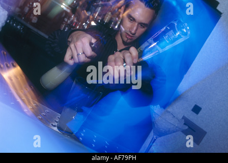 Bar Cocktails machen Mann eine 235 Club an der großen nördlichen Lager-Manchester Stockfoto