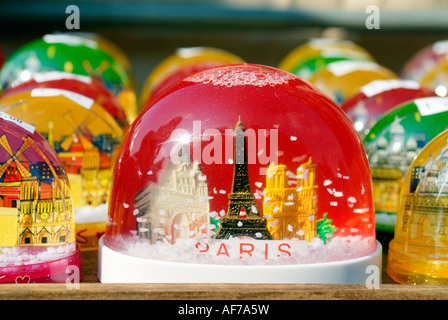 Souvenir Schneekugel mit Paris in Miniatur Paris Frankreich Stockfoto