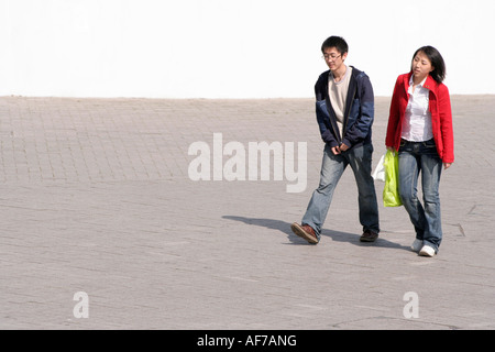 2 orientalische Personen 1 Mann 1 Frau gepflasterte Fläche entlang Stockfoto