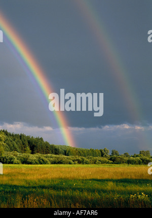 Polen. Doppelter Regenbogen über Landschaft. Stockfoto