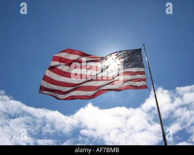 USA-Sterne und Streifen Nationalflagge gegen blauen Himmel mit weißen Wolken. Stockfoto