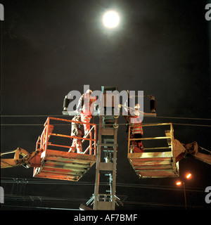 Eisenbahner-Ingenieur in der Nacht arbeiten an elektrischen Leitungen. Stockfoto