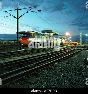 Vereinigtes Königreich. England. High-Speed-Intercity elektrifiziert Züge am Eisenbahnknotenpunkt. Stockfoto