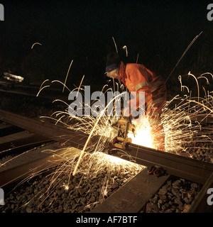 Vereinigtes Königreich. England. Eisenbahn-Ingenieur arbeitet in der Nacht Schweißen Gleisabschnitt. Stockfoto