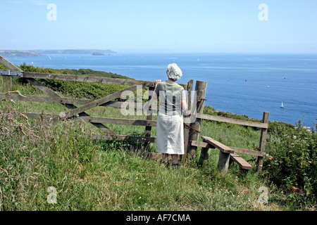 Dame an der Steilküste mit Blick auf Tor und Stil, Cornwall, UK, Europa Stockfoto