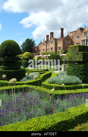 Gepflegten Hecken und topiary Garten des Great Fosters Hotel, Egham, Surrey, England, Vereinigtes Königreich Stockfoto