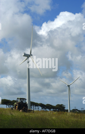 Ein Traktor bei der Arbeit in Bereichen von Bradworthy Wind Farm in North Devon England Stockfoto