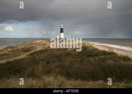 Spurn Head Leuchtturm Gewitterwolken schmale Sand Landzunge an der Spitze von der Küste von Yorkshire England uk gb Stockfoto