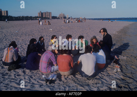 Coney Island. Treffen Sie eine Gruppe zusammen am Strand. Brooklyn, New York, USA 27. Juni 1981. 1980S US HOMER SYKES Stockfoto