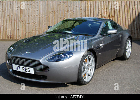 Aston Martin V8 Vantage 2007 geparkt im Autohaus, Walton-on-Thames, Surrey, England, Vereinigtes Königreich Stockfoto