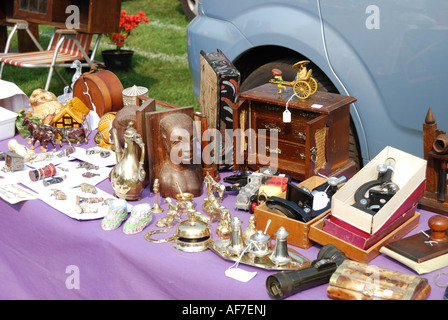 Tisch-top Antiquitäten im Auto Boot Verkauf, Ascot, Berkshire, England, Vereinigtes Königreich Stockfoto