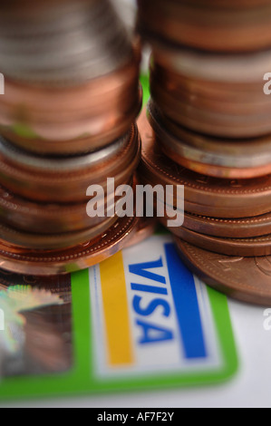 Generischen Bild von Bargeld gestapelt und gestapelt auf einer Kreditkarte Stockfoto