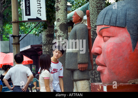 Peking, China, chinesische Gegenwartskunst auf Anzeige in '798 Art District in Chaoyang Bezirk junge chinesische Paar besuchen Öffentliche Kunst auf der Strasse, jugendlich Stockfoto