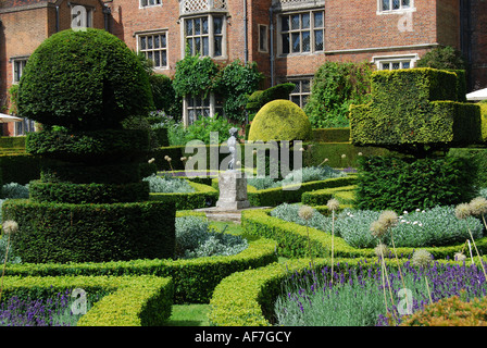 Gepflegten Hecken und topiary Garten des Great Fosters Hotel, Egham, Surrey, England, Vereinigtes Königreich Stockfoto