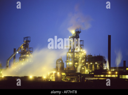 Tata Stahlwerk Port Talbot Hochöfen in der Dämmerung / Nacht Schwerindustrie South Wales UK Stockfoto