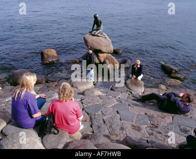 Touristen auf Den Lille Havfrue (kleine Meerjungfrau), Langelinie, København (Kopenhagen), Sjælland (Seeland), Dänemark Stockfoto