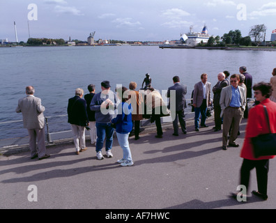 Touristen auf Den Lille Havfrue (kleine Meerjungfrau), Langelinie, København (Kopenhagen), Sjælland (Seeland), Dänemark Stockfoto