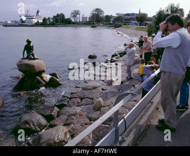 Touristen auf Den Lille Havfrue (kleine Meerjungfrau), Langelinie, København (Kopenhagen), Sjælland (Seeland), Dänemark. Stockfoto