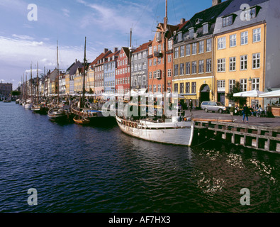 Waterfront Lagerhallen und Holzboote, Nyhavn, Sjælland (Seeland), København (Copenhagen), Dänemark Stockfoto