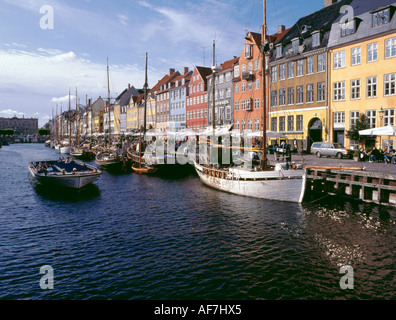 Waterfront Lagerhallen und Holzboote, Nyhavn, Sjælland (Seeland), København (Copenhagen), Dänemark Stockfoto