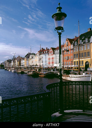 Waterfront Lagerhallen und Holzboote, Nyhavn, København (Copenhagen), Dänemark Sjælland (Seeland). Stockfoto