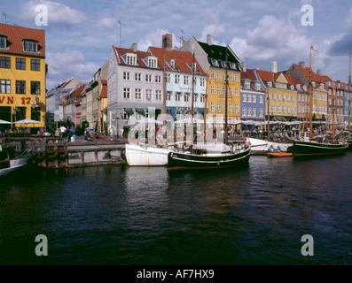 Waterfront Lagerhallen und Holzboote, Nyhavn, Sjælland (Seeland), København (Copenhagen), Dänemark Stockfoto