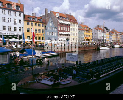 Waterfront Lagerhallen und Holzboote, Nyhavn, København (Copenhagen), Dänemark Sjælland (Seeland). Stockfoto