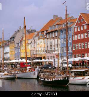 Waterfront Lagerhallen und Holzboote, Nyhavn, Sjælland (Seeland), København (Copenhagen), Dänemark Stockfoto