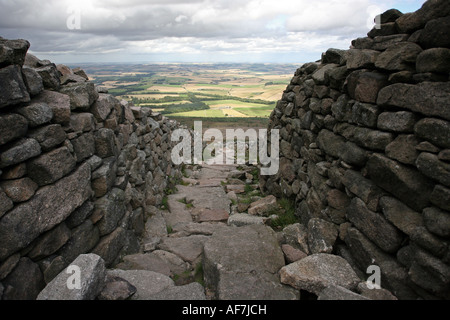 Blick vom Gipfel der Berg Bennachie in der Nähe von Inverurie, Aberdeenshire, Schottland, UK, zeigt der Eisenzeit Wallburg Stockfoto