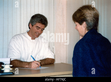 mittlere gealterte Frau Patienten haben eine Absprache mit einem Arzt Stockfoto