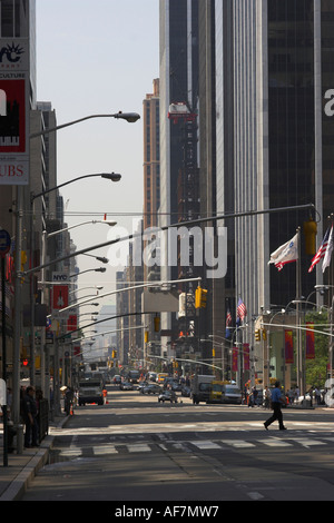 Zeigen Sie nach unten 6th Avenue, New York City, USA an Stockfoto