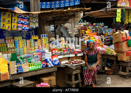 Nigeria-Lagos-junge Frau sitzt von stall Stockfoto