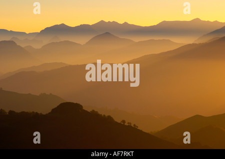 Vistas Desde el Col d'Orgambideska del Auñamendi/Pic d'Anie Con el Pueblo de Larrau/Larraine En el Fondo del Valle Soule/Xiberoa Stockfoto