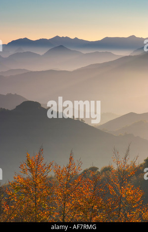 Vistas Desde el Col d'Orgambideska del Auñamendi/Pic d'Anie Con el Pueblo de Larrau/Larraine En el Fondo del Valle Soule/Xiberoa Stockfoto