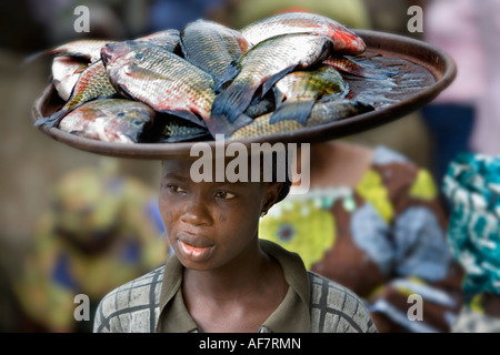 Nigeria-Lagos-Frau mit Fisch am Markt Stockfoto