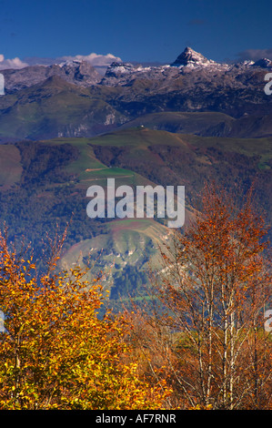 Vistas Desde el Col d'Orgambideska del Auñamendi/Pic d'Anie Con el Pueblo de Larrau/Larraine En el Fondo del Valle Soule/Xiberoa Stockfoto