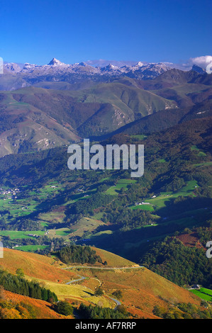 Vistas Desde el Col d'Orgambideska del Auñamendi/Pic d'Anie Con el Pueblo de Larrau/Larraine En el Fondo del Valle Soule/Xiberoa Stockfoto