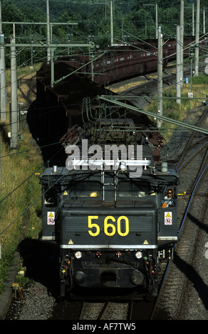 Trainieren Sie schleppende Wagen von Braunkohle aus einem Tagebau-Mine zum Kraftwerk Frimmersdorf, Deutschland. Stockfoto