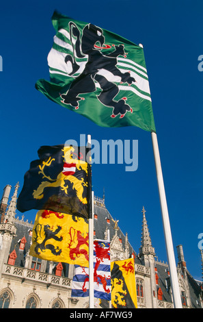 Flaggen in den Markt mit Türmen Türmen Brügge Belgien Stockfoto