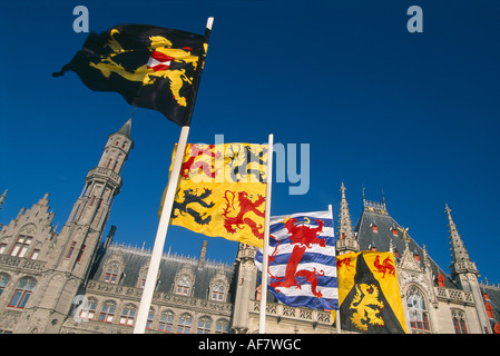 Flaggen in den Markt mit Türmen Türmen Brügge Belgien Stockfoto