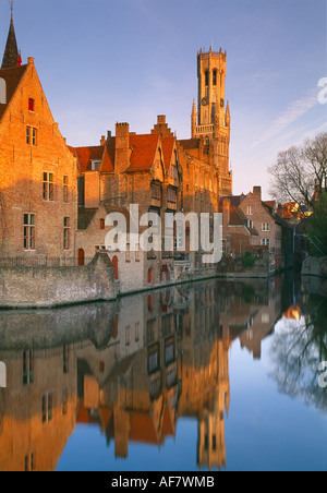 der Glockenturm und Rozenhoedkaai spiegeln sich im Kanal Brugge Belgien Stockfoto