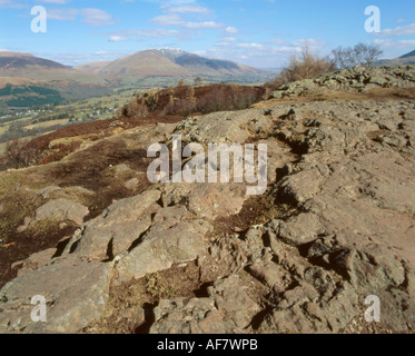 Blick Richtung Blencathra (Saddleback) vom Gipfel des Walla Felsen in der Nähe von Keswick, Lake District, Großbritannien. Stockfoto