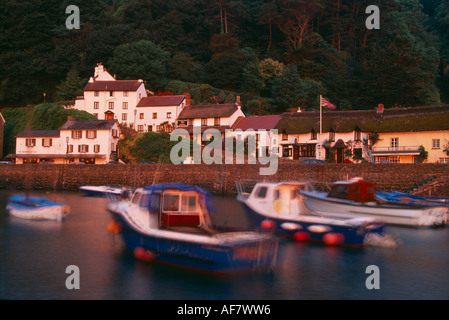 Angelboote/Fischerboote im Hafen von Lynmouth im Morgengrauen North Devon England UK gleitet Stockfoto